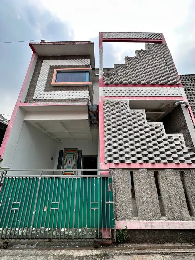 Rumah 2,5 lantai murah bagus desain konteporer rooftop dekat pintu tol