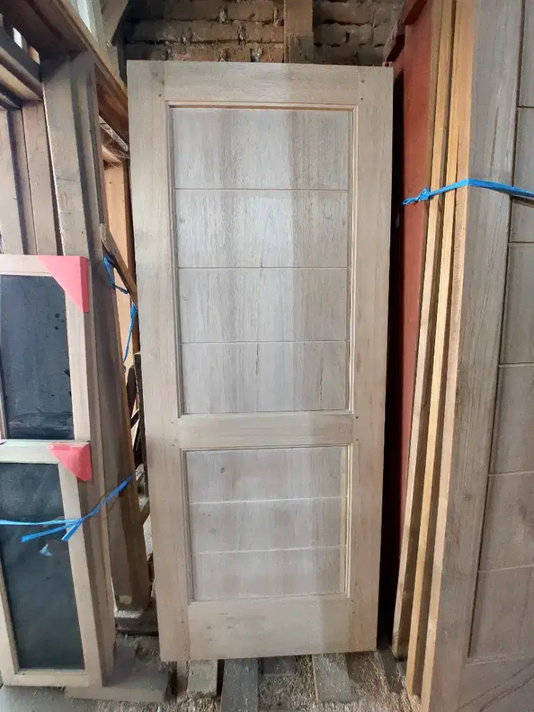 Pintu kayu meranti