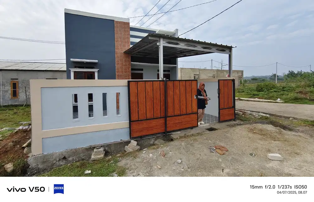 Jalan kaki ke stasiun KRL Rumah siap huni 180 JT depan Indomart