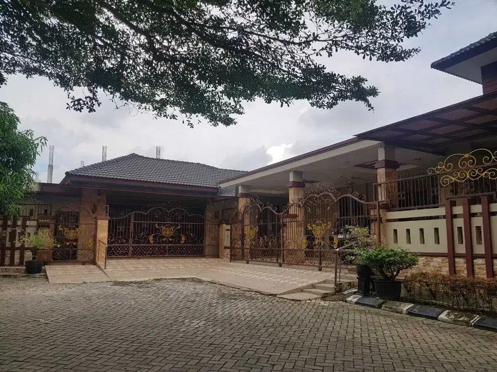 Jual Rumah di Komplek Mewah Luas Posisi Sudut di Bawah Harga Pasar