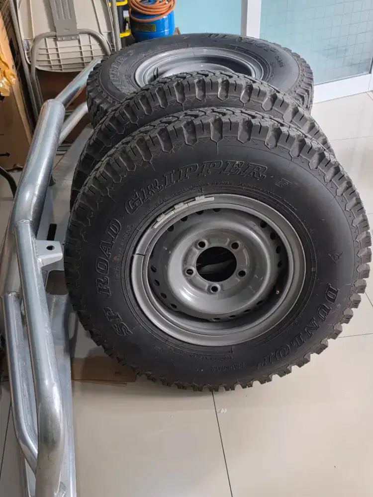 Rims and Tires Assy. Toyota Land Cruiser.
