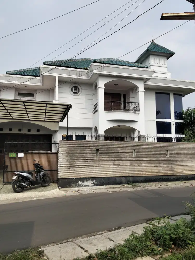 Rumah mewah samping Cinere mas,dekat MRT Lebak bulus ada pool
