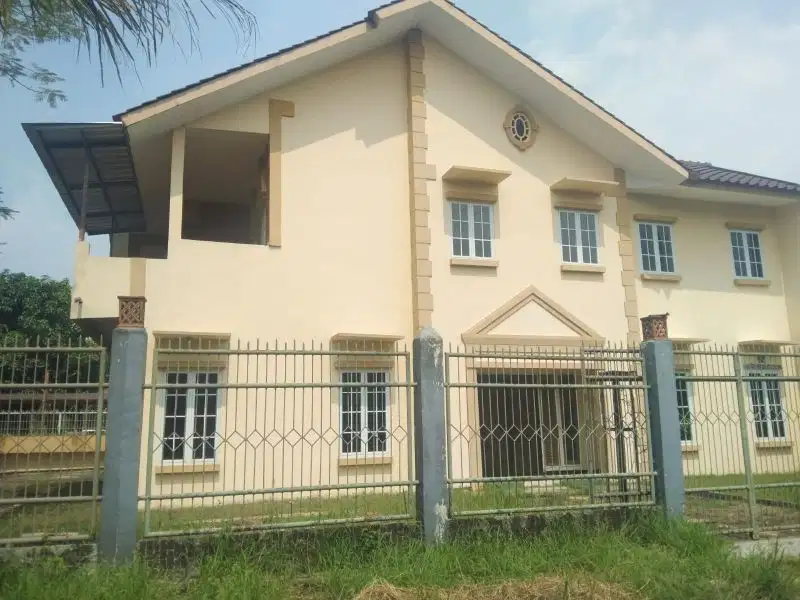 Di jual rumah  luas posisi huck  asri  strategis deket toll Grand wis