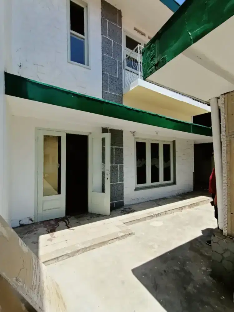 DIJUAL RUMAH DI JL KARTINI SURABAYA LOKASI SUPER STRATEGIS SIAP HUNI