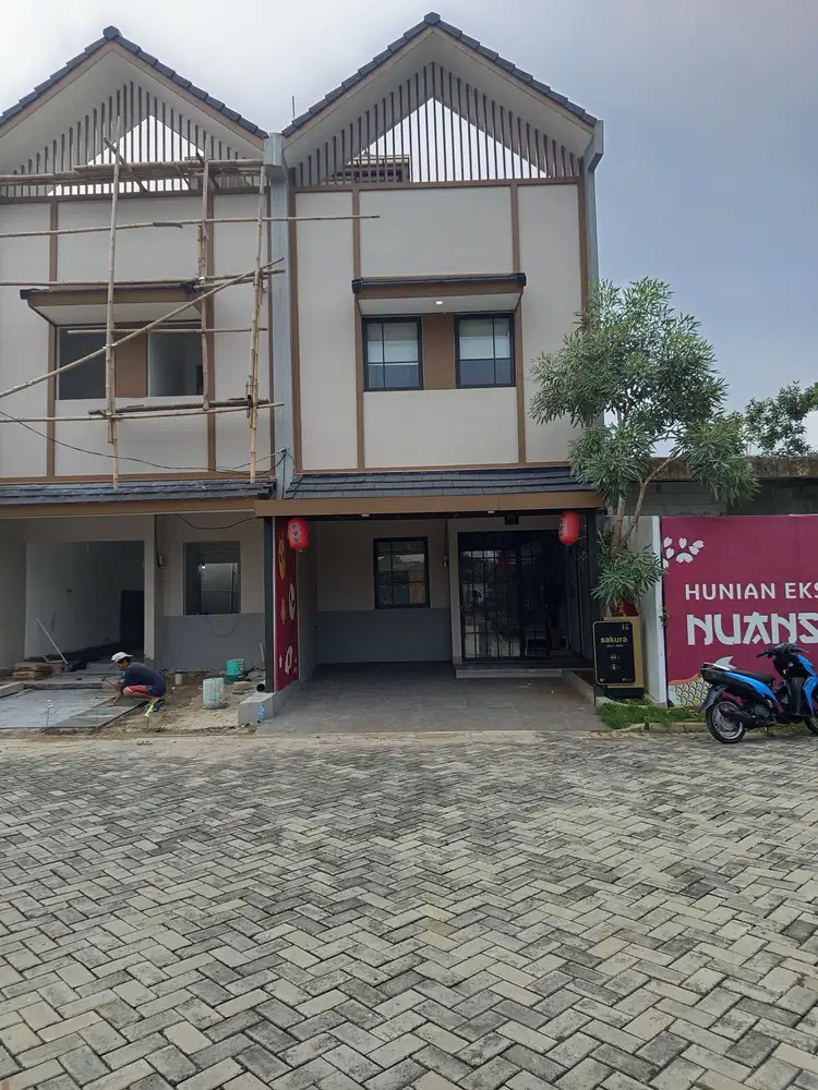 Dijual Rumah Eksklusif 3 Lantai dengan 4 kamar tidur dan 3 toilet