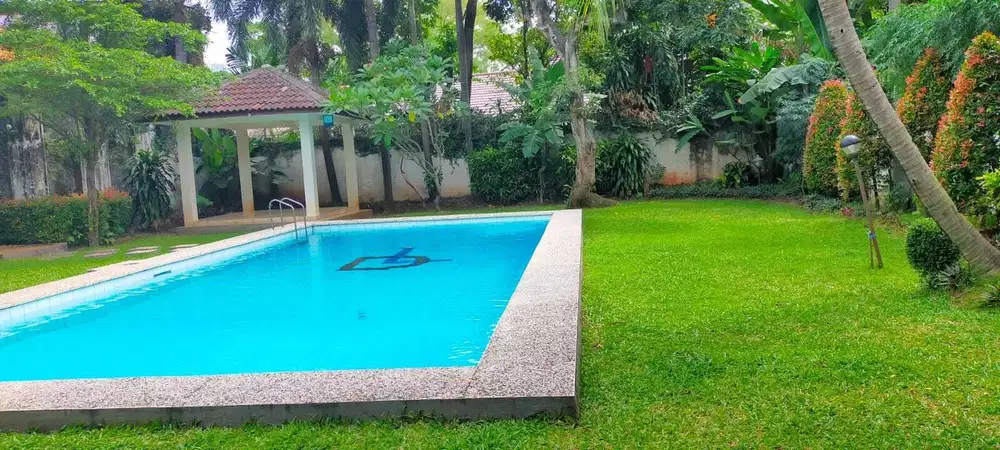 Rumah Klasik Dengan Halaman Luas di Kemang, Jakarta Selatan