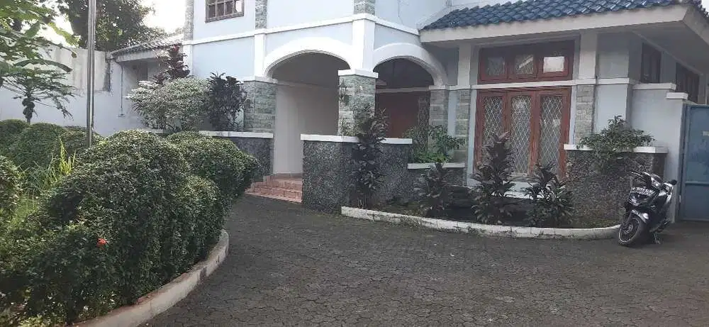 Rumah antique, solid, luas dan tenang
