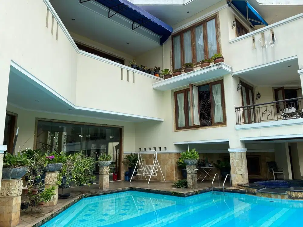 Rumah dengan Kolam Renang Lebak Bulus Jakarta Selatan