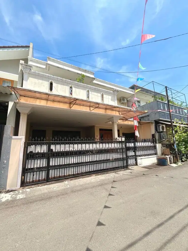 Rumah 2 lantai dalam komplek lokasi strategis ciputat dekat ke MRT