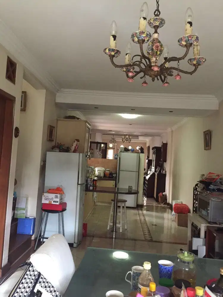 Rumah sangat strategis pinggir jalan, aman di Pela Mampang