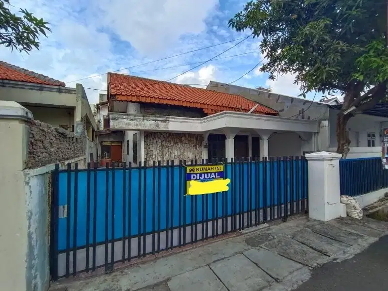 dijual super murah rumah tua dilokasi super strategis.