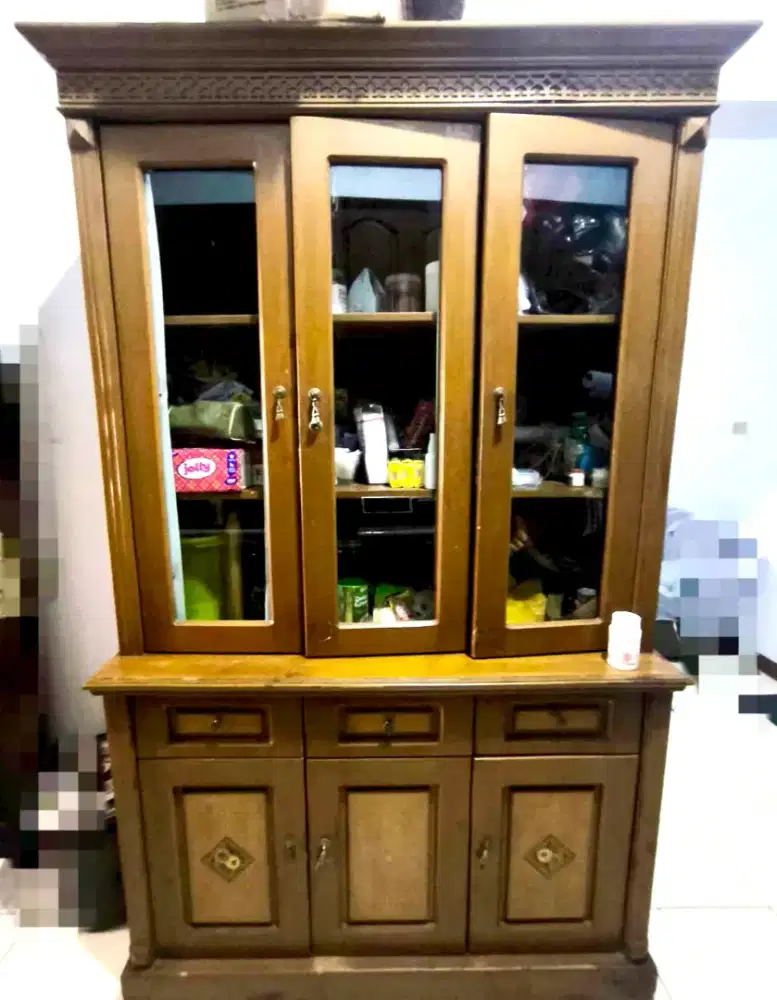 Lemari  kaca pakaian / hias