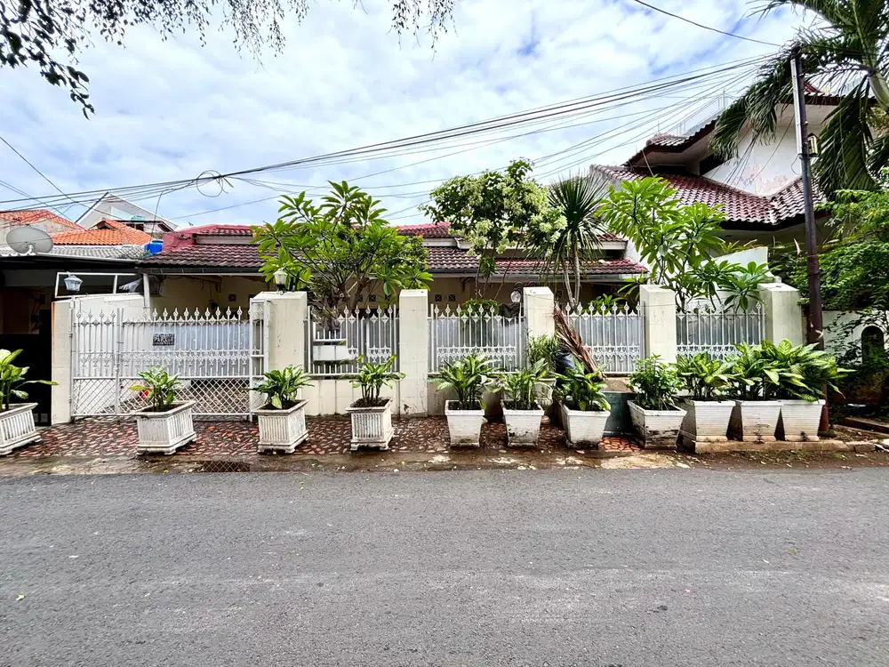 Dijual Rumah Lokasi Strategis di Daerah Tebet, Akses Jalan 3 Mobil!