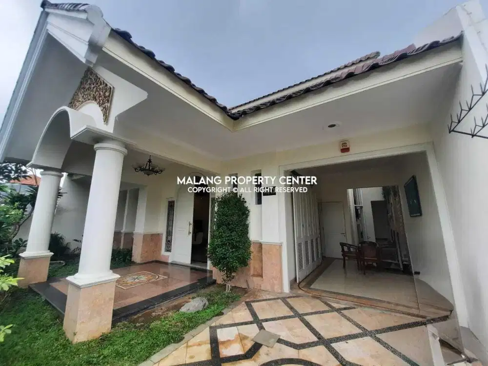 Rumah terawat lokasi di Araya golf bonus perabot