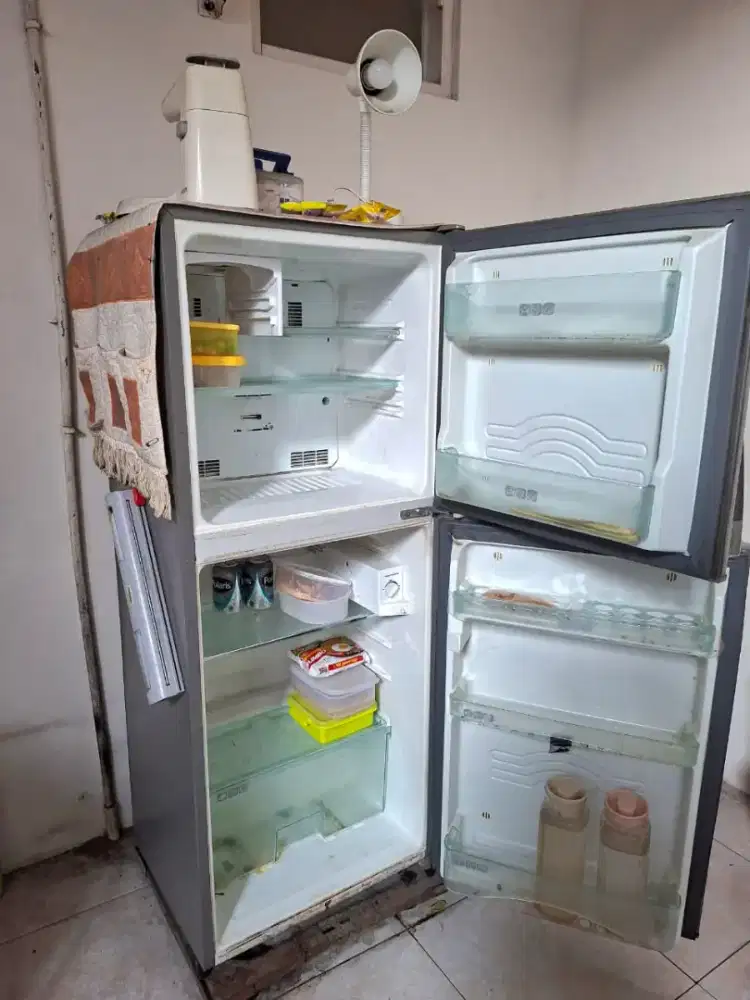 Menerima barang rusak freser kulkas