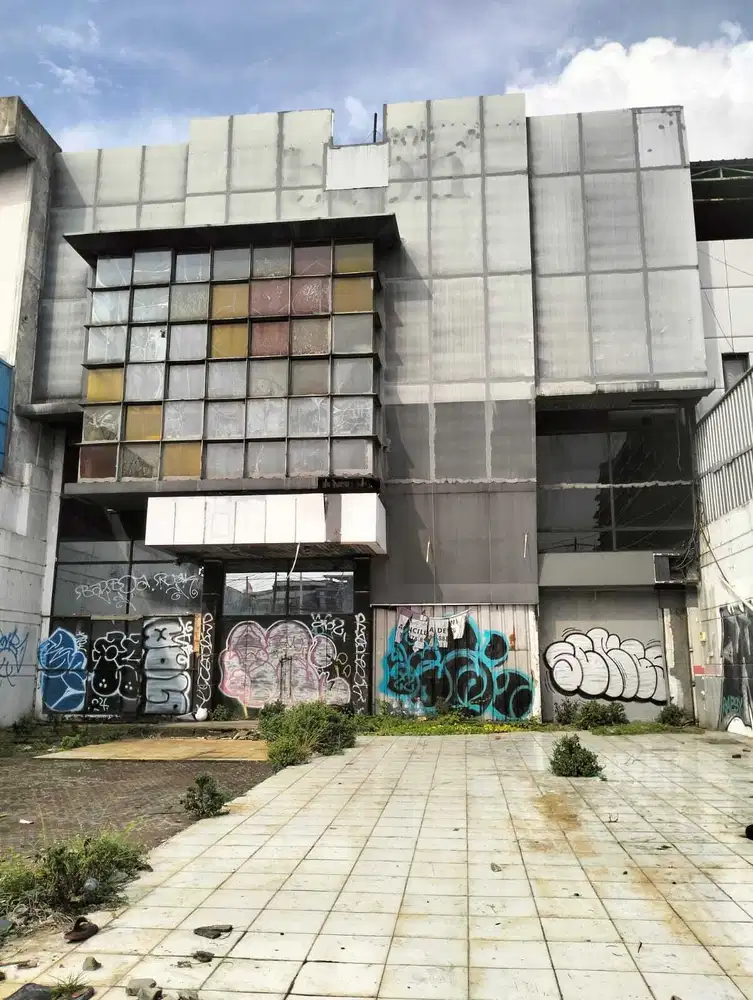 dijual murah GEDUNG di Jalan Raya dengan parkiran luas