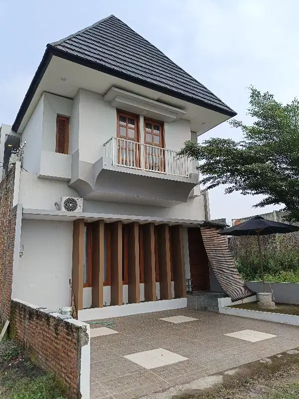 Rumah 2 lantai mewah di sawahan kudu baki solo baru selatan