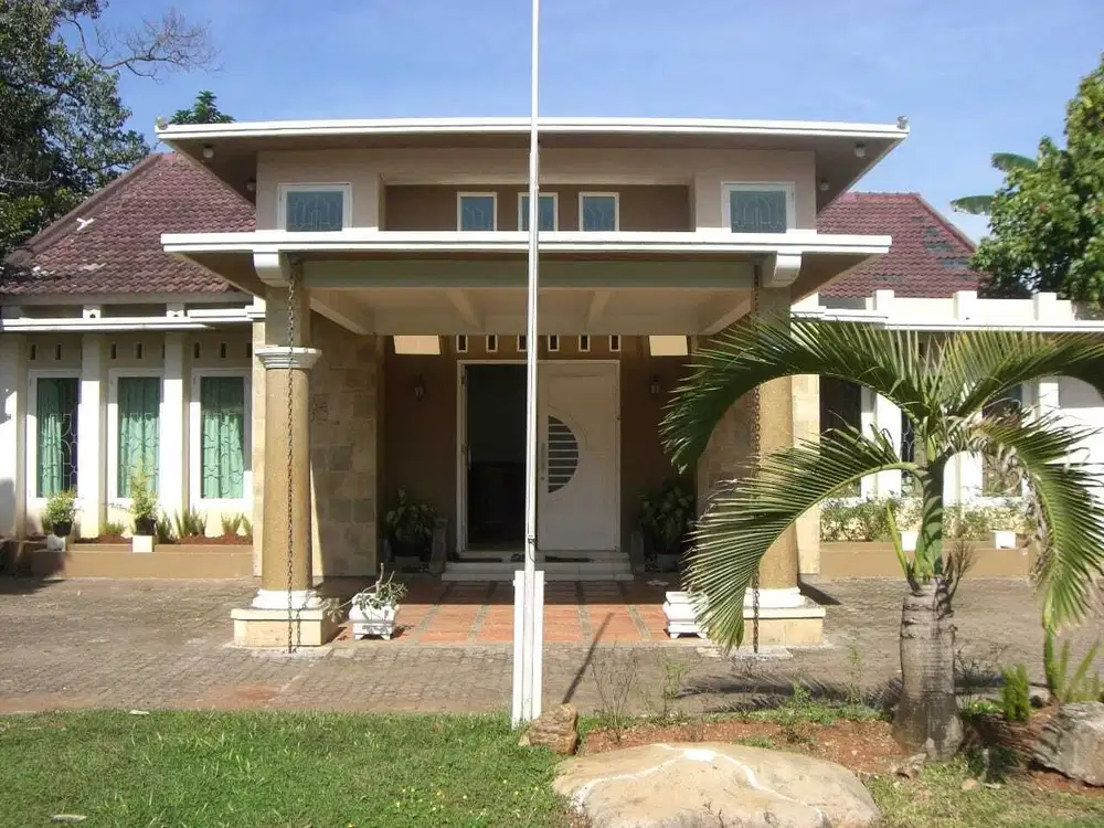 Rumah Homey Luas Pinggir Jalan Cocok Untuk Usaha Cafe