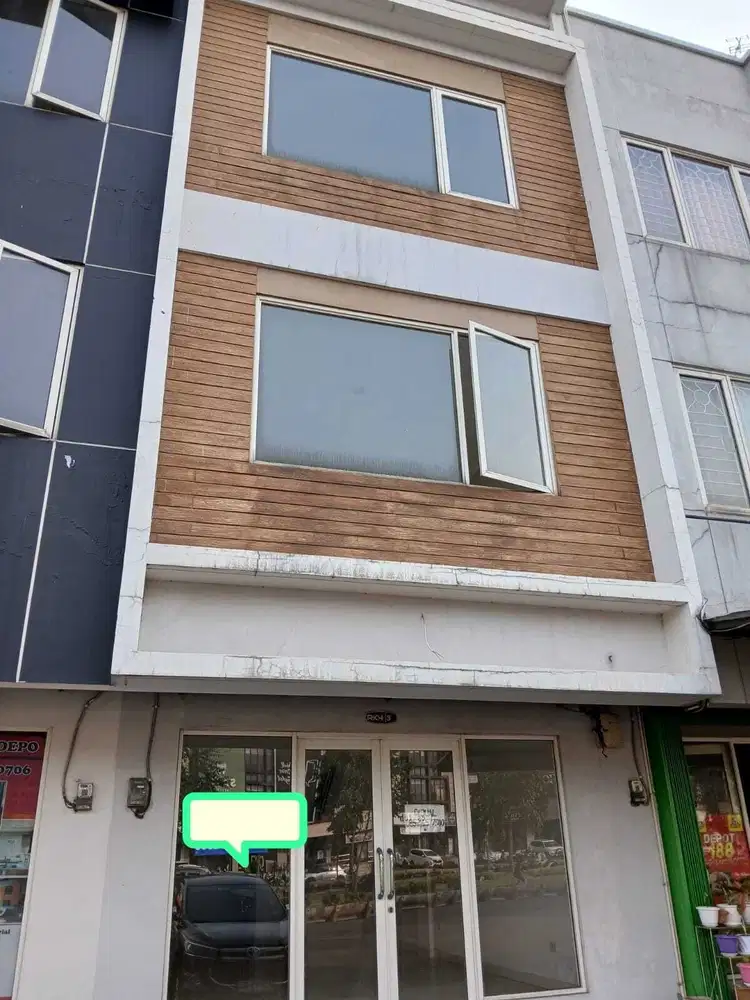 RUKO MENGHADAP JALAN UTAMA DI KOTA WISATA