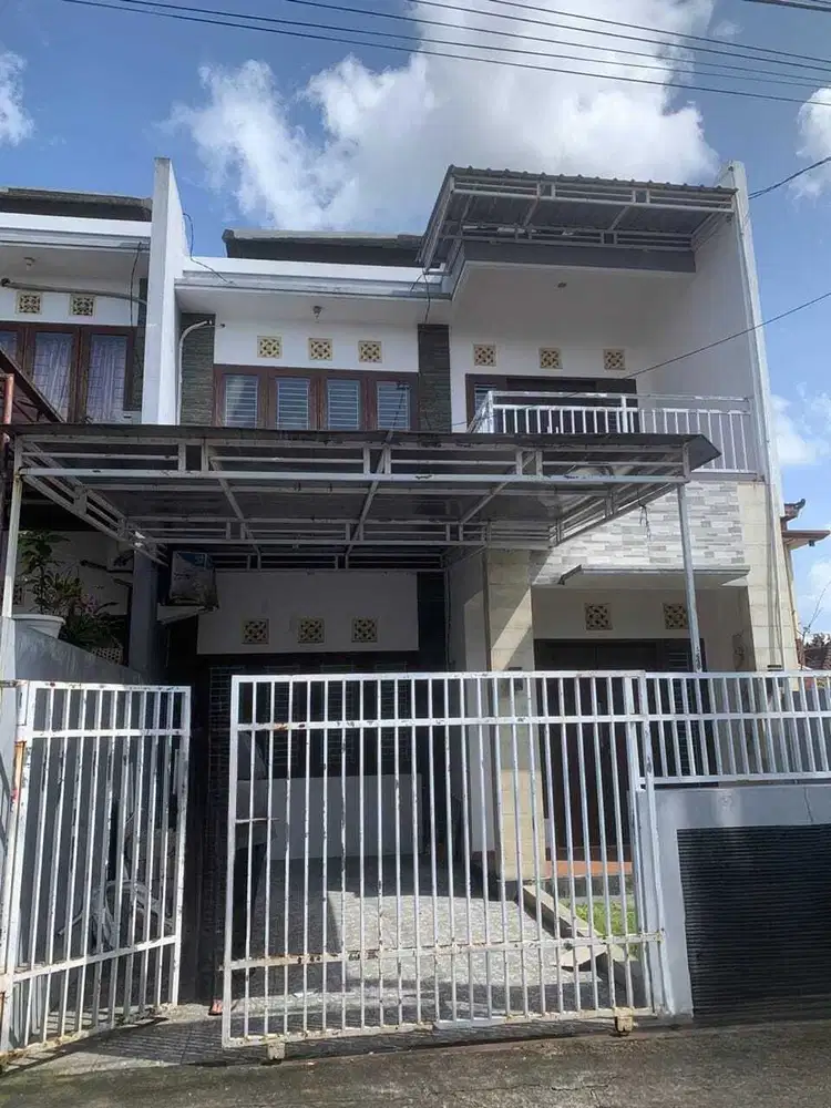 Jual rumah 2 lantai di perum swamandala jl kebo iwa denpasar