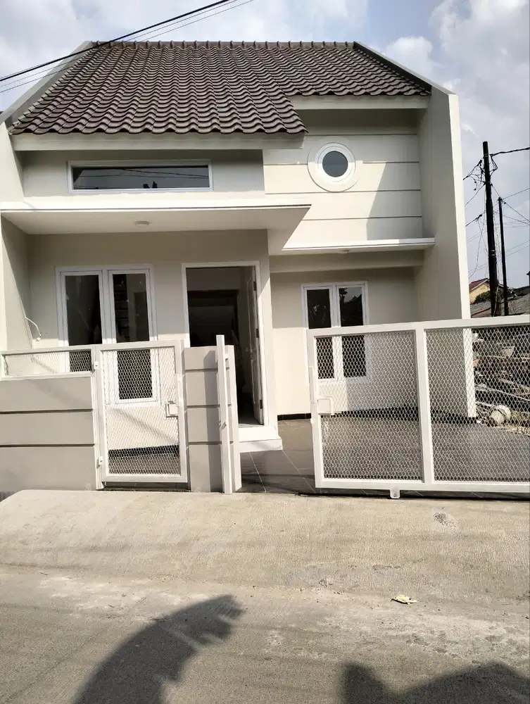 Rumah Baru Siap Huni di Jatiwaringin (EY)