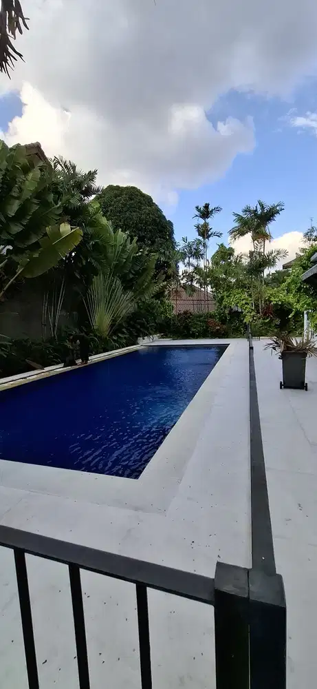 Disewakan rumah mewah American classic style dengan taman yg cantik