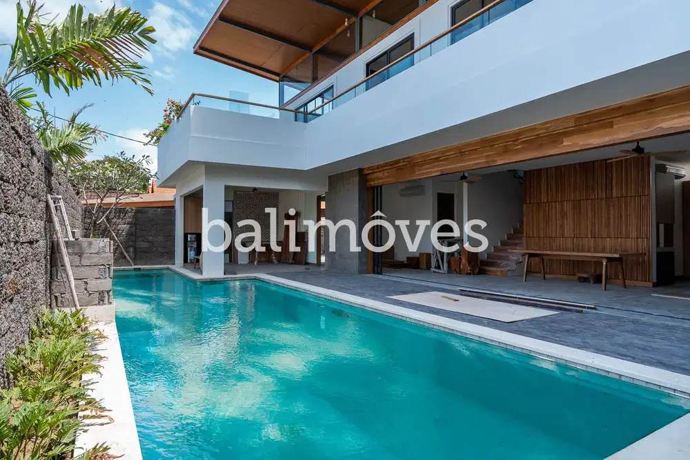 Vila Keluarga Empat Kamar Tidur Modern Dalam Kompleks di Tepi Pantai