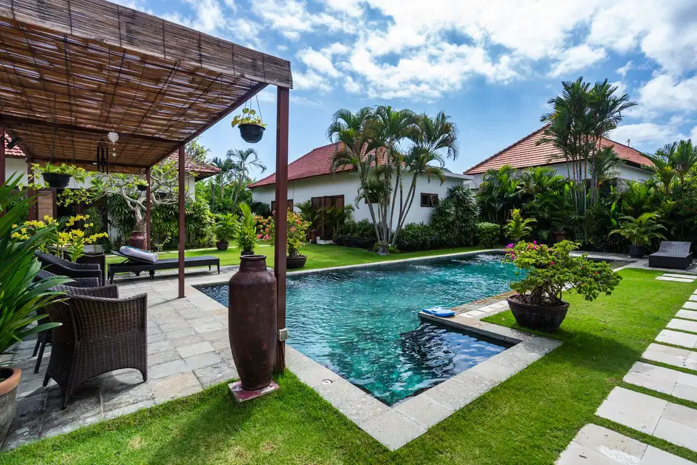 Villa Cantik Dengan Taman Yang Luas Di Tepi Pantai Sanur