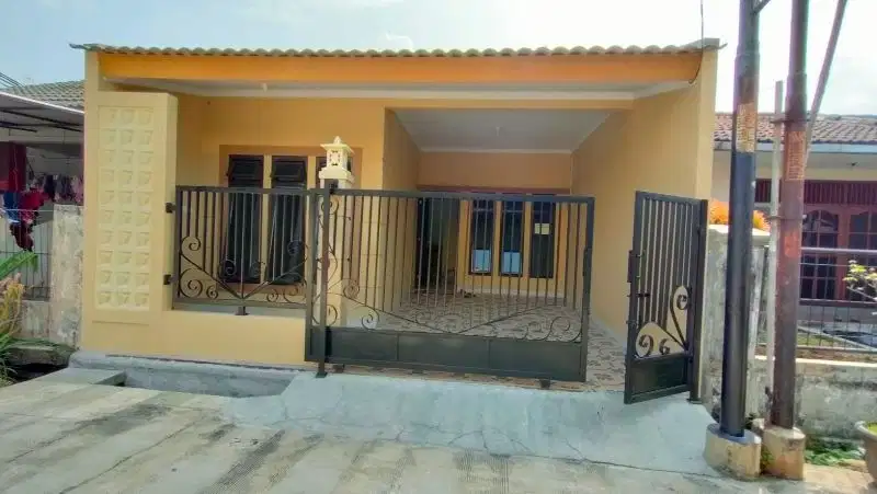 Rumah baru siap huni lokasi strategis nempel pintu toll Kotwis Cibubur