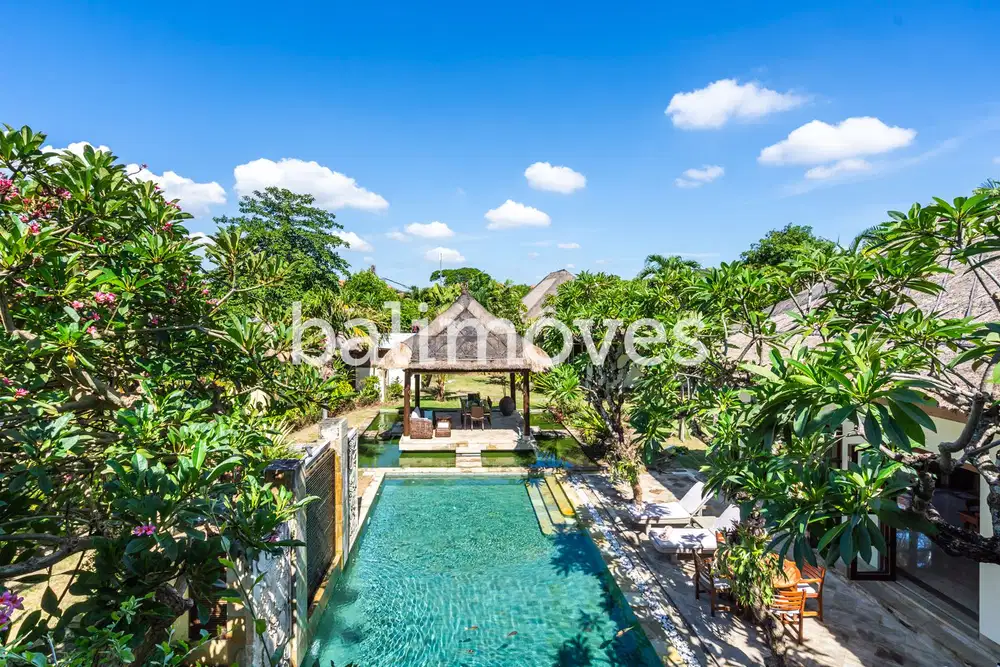 Villa Klasik dan Luas 5 Kamar Tidur Di Tepi Pantai Sanur