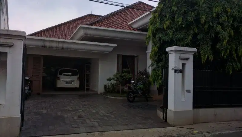 DIJUAL segera rumah di Lebak Bulus Jakarta Selatan harga nego.