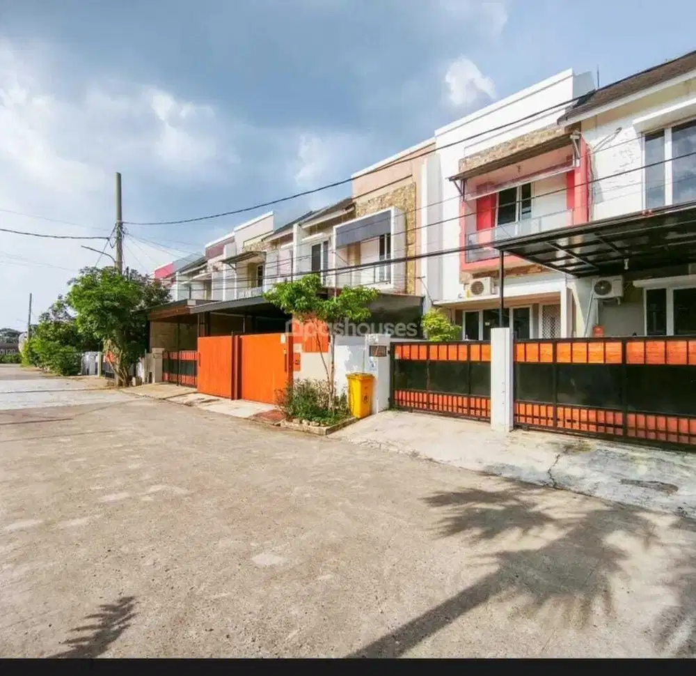 RUMAH 2 LANTAI LOKASI STRATEGIS