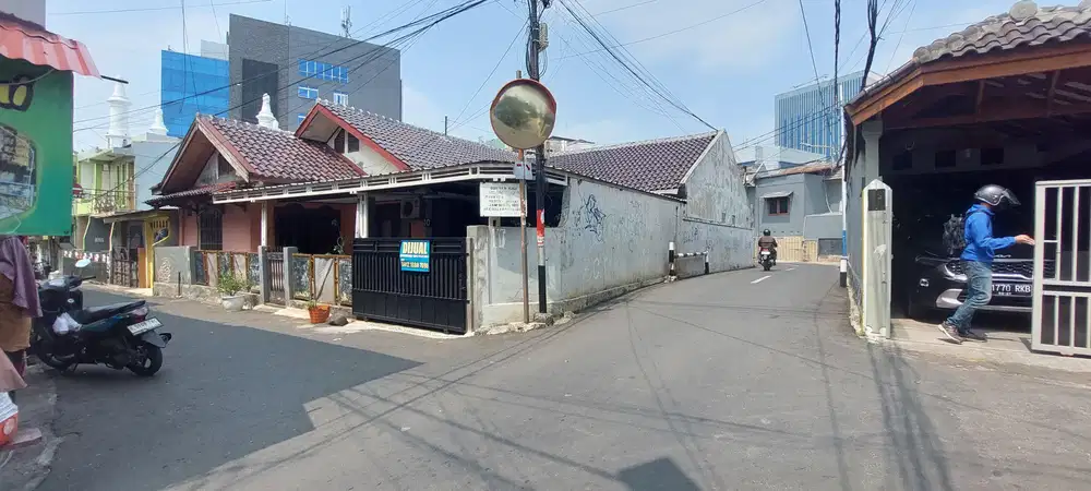 Rumah Hoek Strategis Di Jakarta Timur