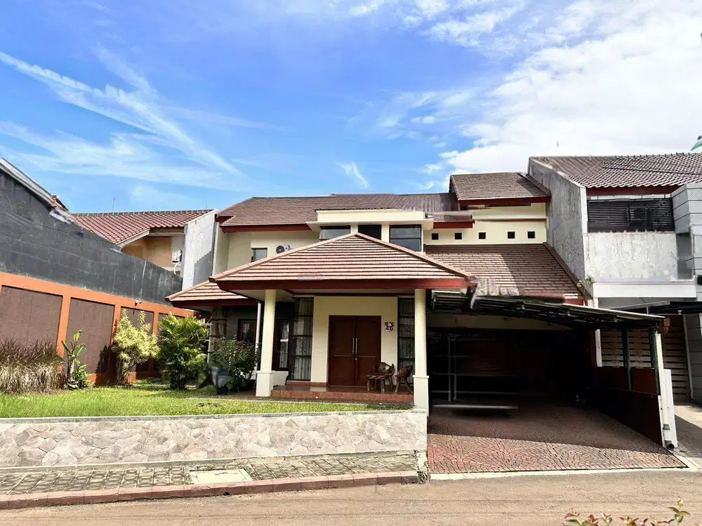 Rumah mewah 2 lantai halaman luas depan belakang lokasi strategis