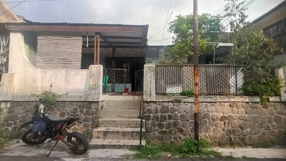 Dijual Rumah dengan Bangunan Asli di Lingkungan Sejuk Cilengkrang