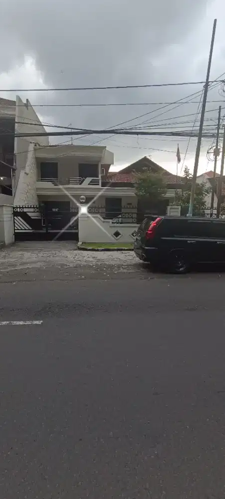 Dijual rumah kos aktif dekat kampus Ubaya di Jl. Raya Tenggilis Mejoyo