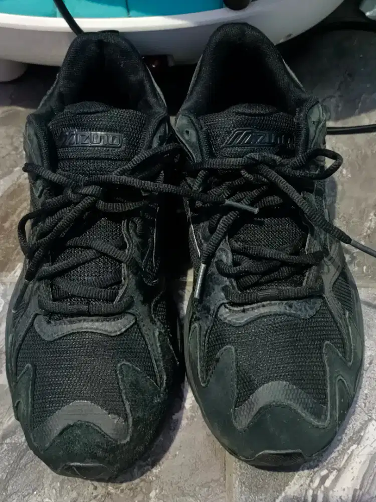 Sepatu olahraga Mizuno LG 90s Retro wear resistant black sz 40