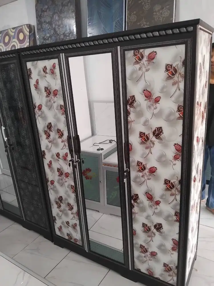 LEMARI BAJU KACA 3 PINTU MOTIF