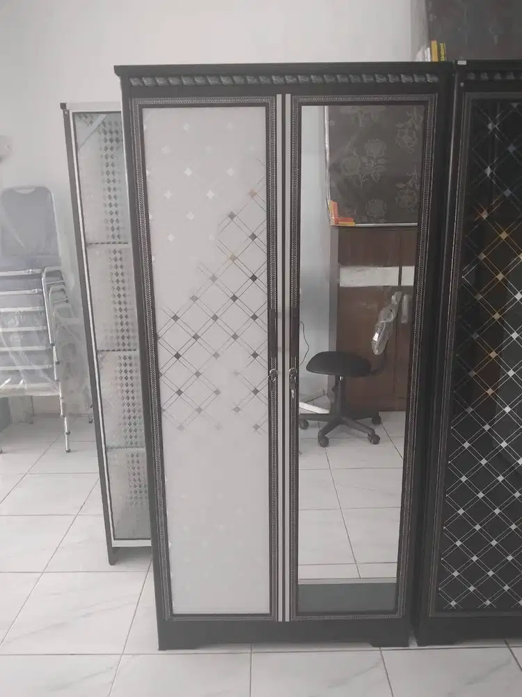 LEMARI BAJU 2 PINTU KACA