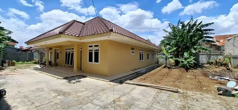 DISEWAKAN RUMAH UNTUK USAHA DAN KANTOR LT 850M²