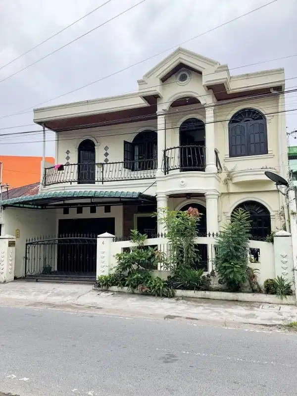 Rumah Bertingkat Ada Kamar Kosan