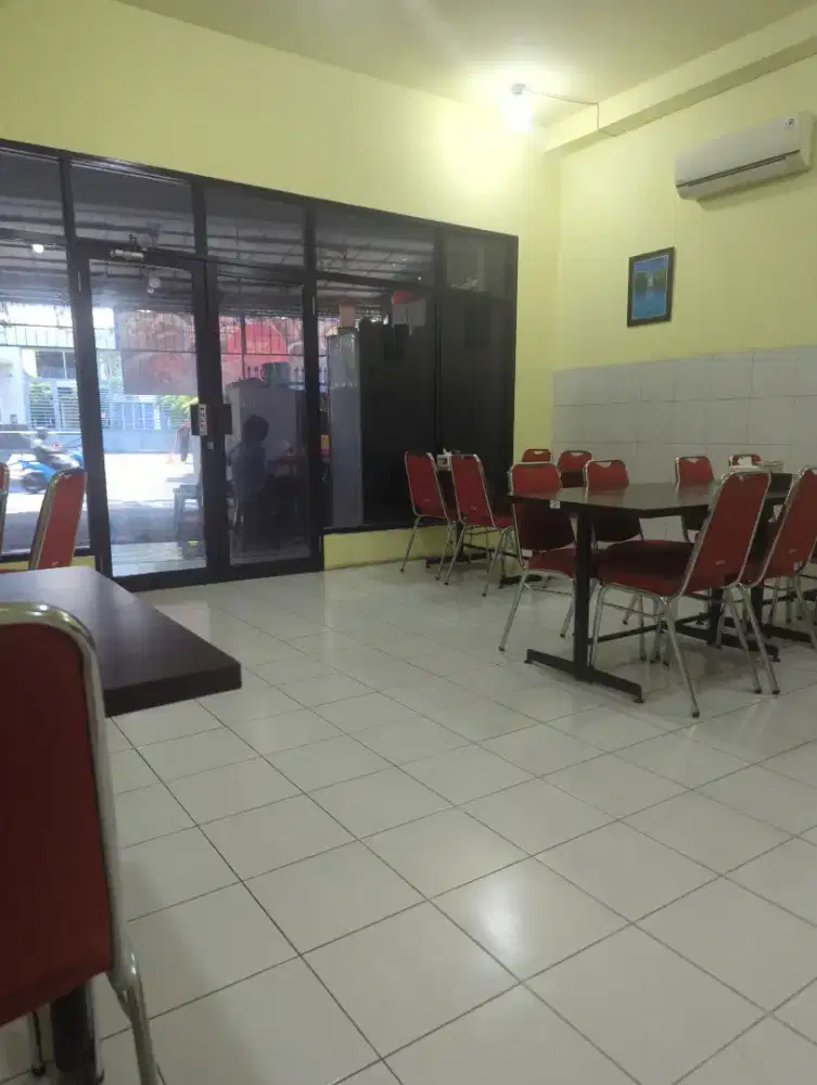 Karyawan rumah makan chinese food