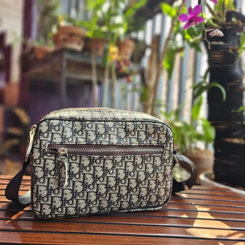 CHRISTIAN DIOR SLING BAG