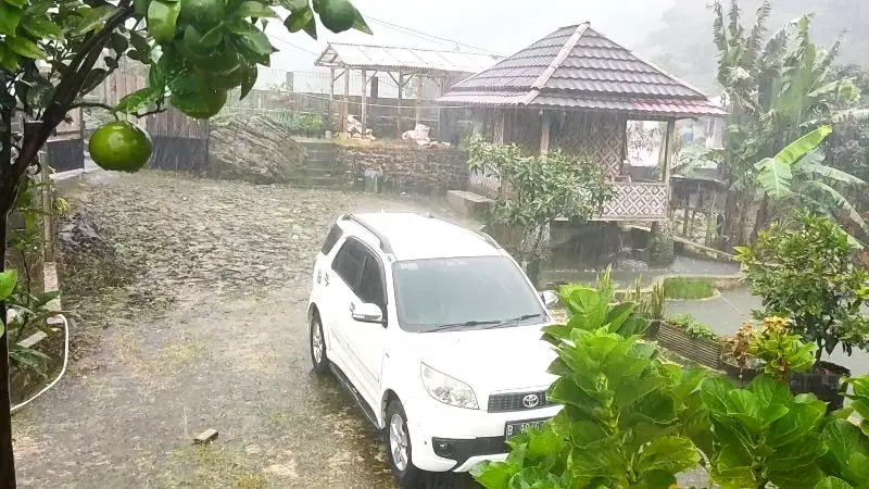 Villa kebun dijual di kawasan wisata Curug seribu di kaki Gunung Salak