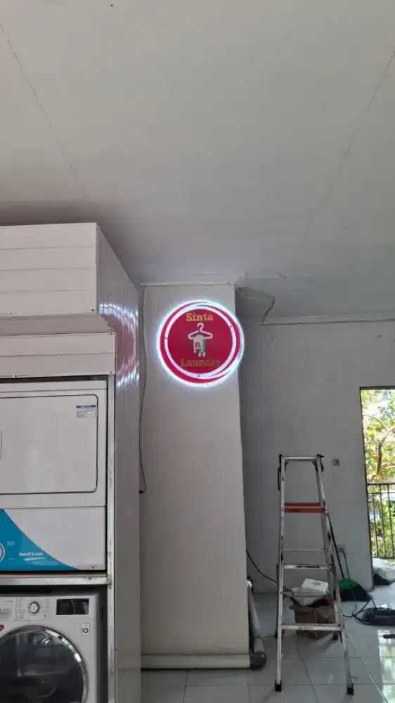 Papan nama akrilik nyala