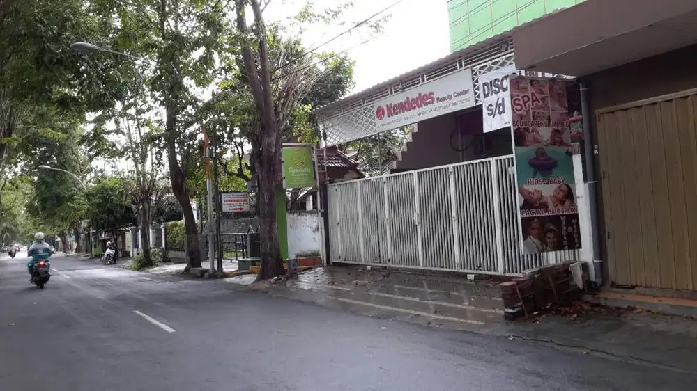 Dijual rumah usaha di Jl.Proklamasi gresik Luas 236m LB 350m (2lt)