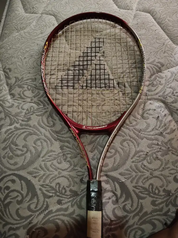 Raket tenis lapangan