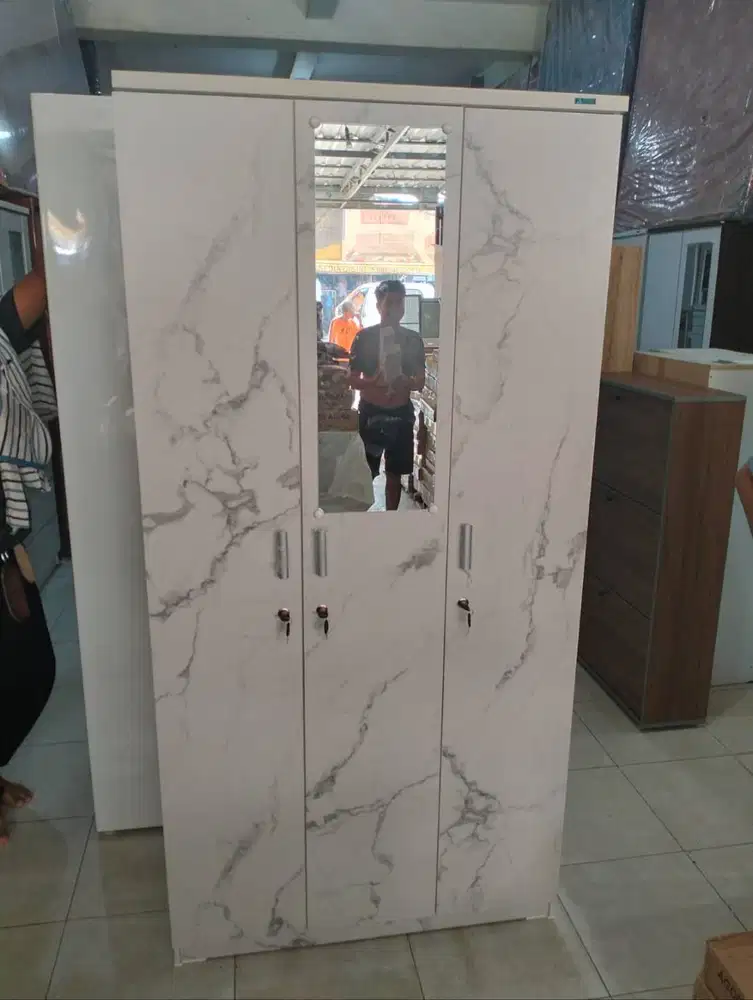 LEMARI BAJU 3 PINTU MARBEL
