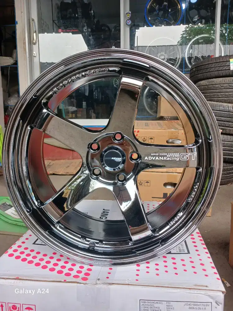 Velg advan GT ring 18x8,5 pcd 5x114,3 ET 22 black chrome.  Reborn dll