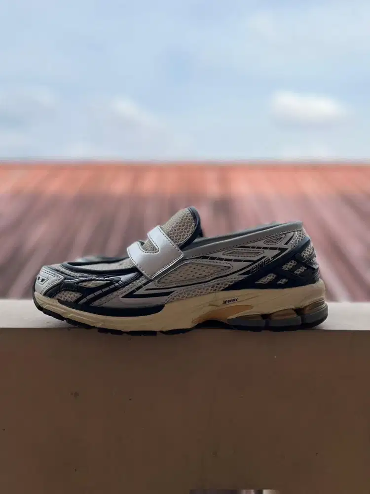 Jual rugi!! New Balance 1906L Loafers Silver Metallic/Cream